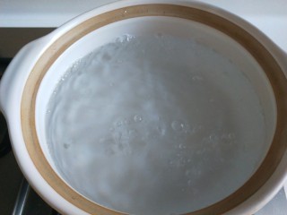 3、菠菜鸡蛋面,先烧开水。