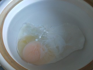 4、菠菜鸡蛋面,打入一个鸡蛋。