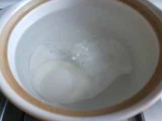 5、菠菜鸡蛋面,马上关火，盖上。