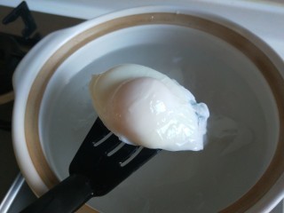 6、菠菜鸡蛋面,五分钟过后打开，鸡蛋不会煮散。