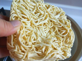 7、菠菜鸡蛋面,在放面块。