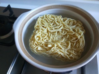 8、菠菜鸡蛋面,中火煮面。