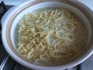 9、菠菜鸡蛋面,面煮好。