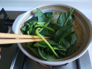 10、菠菜鸡蛋面,放菠菜。
