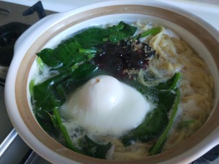 11、菠菜鸡蛋面,加入料包。