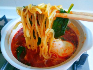 12、菠菜鸡蛋面,搅拌一下火辣的面。