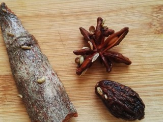 1、秘制四川红油辣子,将八角，茴香，桂皮草果，花椒用水泡一下不然放到油锅里会焦