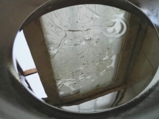 2、秘制四川红油辣子,起锅，冷锅倒入菜籽油