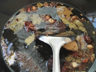 3、秘制四川红油辣子,等油烧到八成熟时下如香料