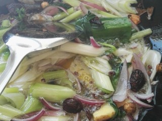 4、秘制四川红油辣子,2--3分钟后在加入姜葱