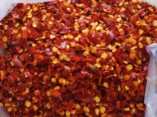 5、秘制四川红油辣子,等到炸至焦黄捞出所有，小火等油温降到大概六成倒入辣椒面，辣椒面加三次没一分半加一次。最后密封放一晚上效果更里边。。