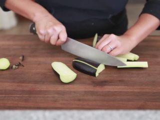 2、快速简单，鱼香茄子,再从中间切开，然后很容易就能切成均等长度的三个小段