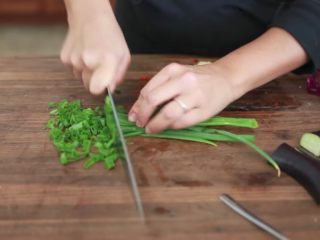 5、快速简单，鱼香茄子,香葱切成葱花，我相信这都是小儿科了，本来不想写的