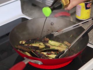 9、快速简单，鱼香茄子,加入酱油