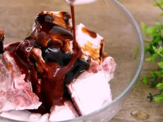 1、粉蒸排骨，肥而不腻，软烂入味,小排洗净，放入料酒、老抽、蚝油、腐乳汁、盐、糖、姜蒜片