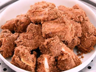 4、粉蒸排骨，肥而不腻，软烂入味,沸水入锅，蒸30分钟