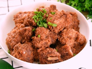 5、粉蒸排骨，肥而不腻，软烂入味,出锅撒上葱花即可 