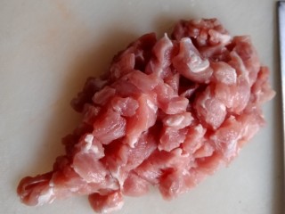 3、乡村小炒,瘦肉切成小丁。