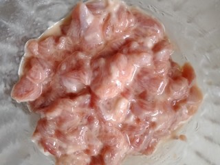 4、乡村小炒,瘦肉放入碗中，加入适量盐，鸡精，白胡椒粉。半个鸡蛋。抓浆。最后放入山芋淀粉。抓下。就好了。放在一边让它冷静冷静十分钟。