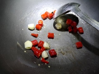 8、乡村小炒,锅内放入少许色拉油。加入大蒜子，美人椒。煸香。