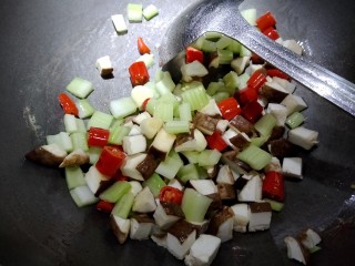 9、乡村小炒,加入西芹，香菇。翻炒下，加入一茶匙小康牛肉酱，炒香。再加入一勺黄酒。