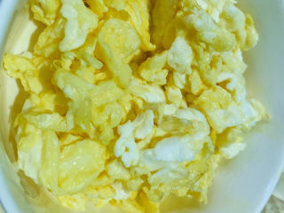 8、杏鲍菇炒鸡蛋,先起锅装碗里；