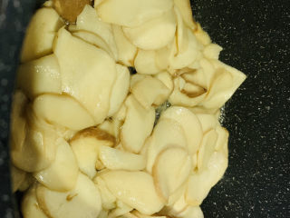 12、杏鲍菇炒鸡蛋,再炒一会，汁更多；