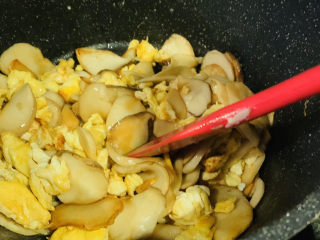 17、杏鲍菇炒鸡蛋,翻炒均匀调料；