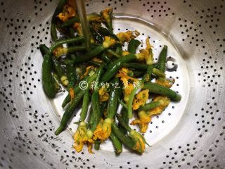 1、凉拌爽口黄瓜苗,黄瓜苗洗净。