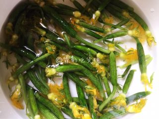 2、凉拌爽口黄瓜苗,在凉白开里浸泡一会儿。