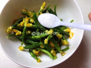 3、凉拌爽口黄瓜苗,随后捞出,沥干水分后,放盐,腌制15分钟左右。