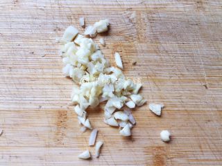 4、凉拌爽口黄瓜苗,等待的时间,先把蒜剁碎。