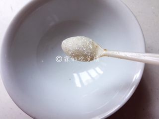 5、凉拌爽口黄瓜苗,调酱汁,一小勺糖。