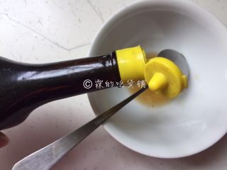7、凉拌爽口黄瓜苗,再滴上几滴鲜味汁,调匀,尽量调至糖溶解。