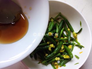 8、凉拌爽口黄瓜苗,如果有汁水渗出,记得把汁水倒掉,随后把酱汁倒在黄瓜苗里,拌匀。