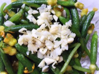 9、凉拌爽口黄瓜苗,装盘后把蒜末放在顶部,吃的时候拌匀就可以了。