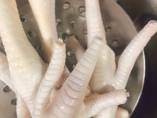 2、卤水凤爪,剪掉指甲