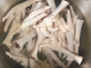 4、卤水凤爪,放入锅中加入清水