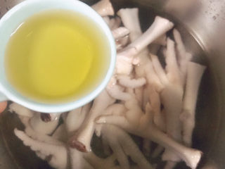 5、卤水凤爪,加入料酒