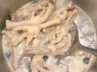 6、卤水凤爪,大火烧开，焯水2-3分钟