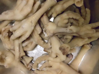 7、卤水凤爪,捞出鸡脚过凉水