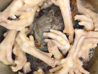 8、卤水凤爪,锅中放入卤水、鸡脚