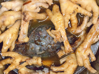 9、卤水凤爪,大火烧开