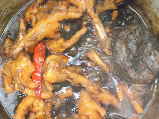 11、卤水凤爪,煮8分钟，中途记得搅拌一下，够钟后不用捞出，让鸡脚继续浸泡入味。