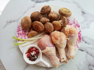 1、鸡腿炖香菇,准备材料。