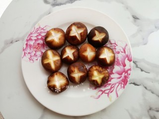 2、鸡腿炖香菇,将香菇洗净去蒂,在表面切出花口。