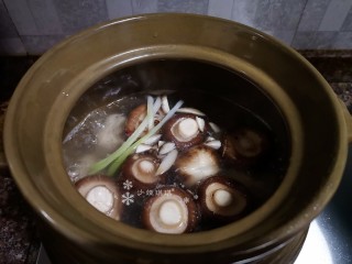 6、鸡腿炖香菇,水开后放入香菇再次大火煮开。