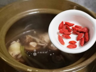 8、鸡腿炖香菇,放入枸杞再炖煮10分钟。