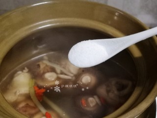 9、鸡腿炖香菇,放入盐炖煮10分钟左右即可出锅。