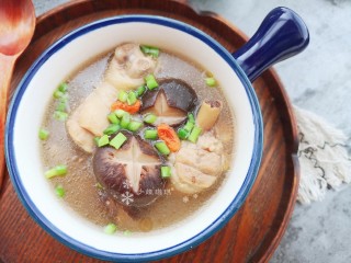 11、鸡腿炖香菇,汤鲜不腻!